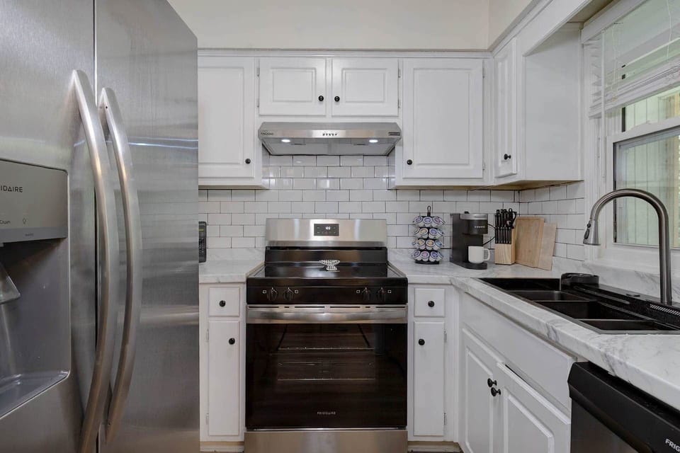 Fully equipped kitchen: full-size range, French-door fridge with ice and water, and Keurig with pods