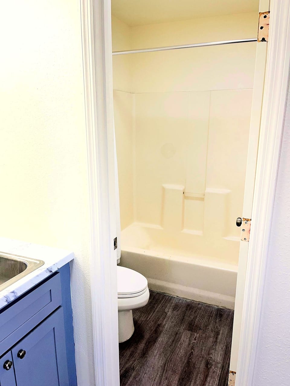 Studio | Bathroom | Separate tub and shower, free toiletries, soap, shampoo