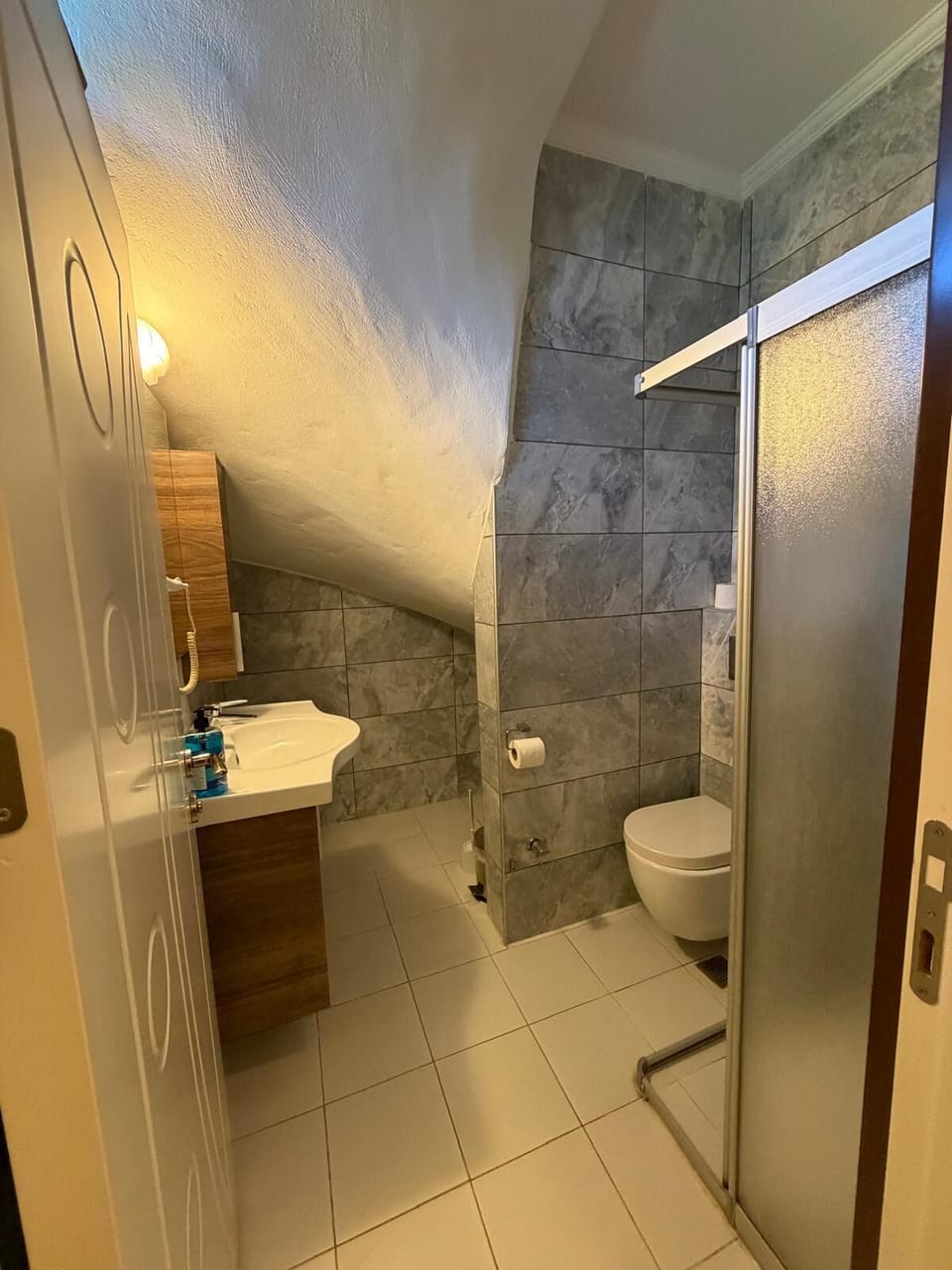 Duplex, Balcony | Bathroom | Shower, hair dryer, towels, soap