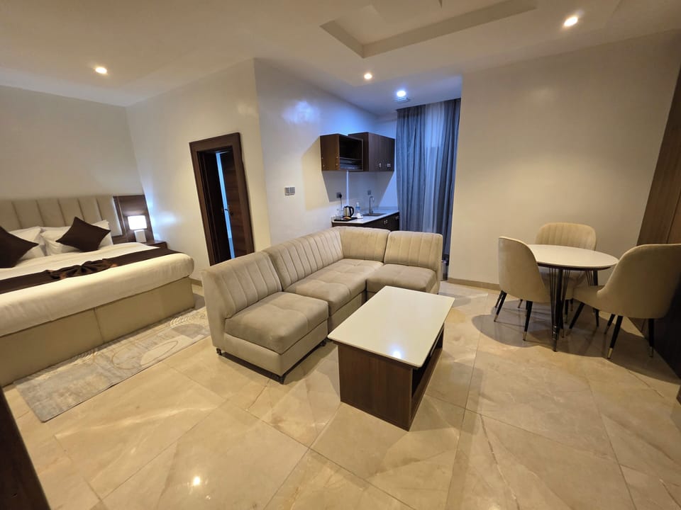 Studio Suite, Balcony, City View | Living area