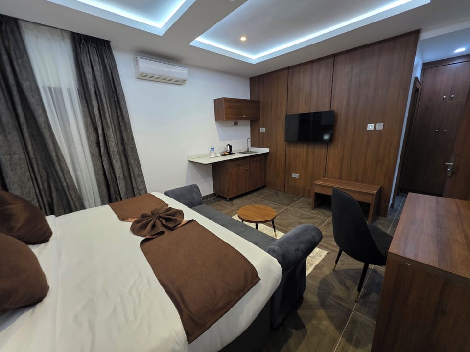 Deluxe Studio, Pool View | Desk, WiFi (free)