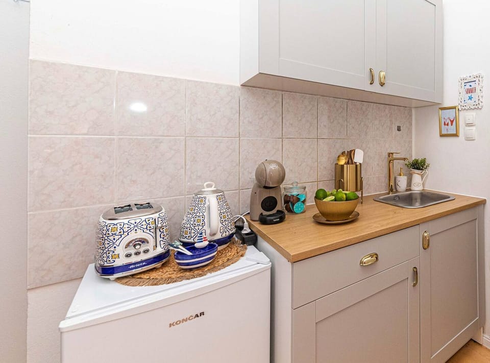 Apartment (One Bedroom Apartment with Sea View a) | Private kitchen