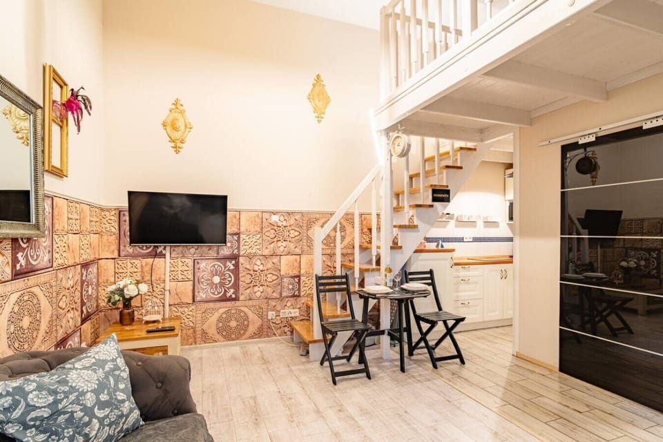 Kraków Studio in Great Location Near Old Town & Wawel | Book Now with RENTUJEMY.COM
