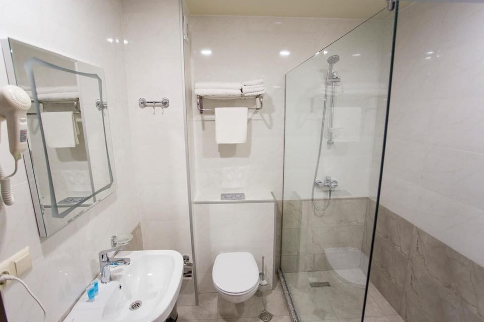 Double Room, Balcony, City View | Bathroom | Shower, rainfall showerhead, free toiletries, hair dryer