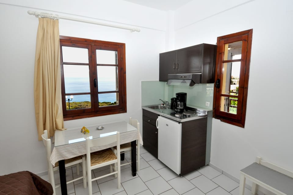 Apartment, 1 Bedroom, Sea View | Private kitchenette | Fridge, stovetop, coffee/tea maker, cookware/dishes/utensils