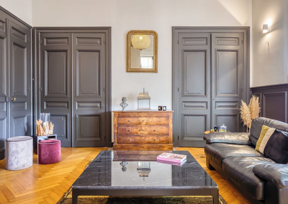 Elegant salon convivial baigné de lumière 