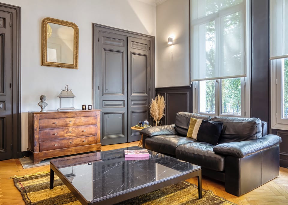 Charmant salon avec canapé en cuir