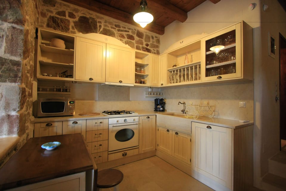 Duplex | Private kitchen | Full-size fridge, microwave, oven, stovetop