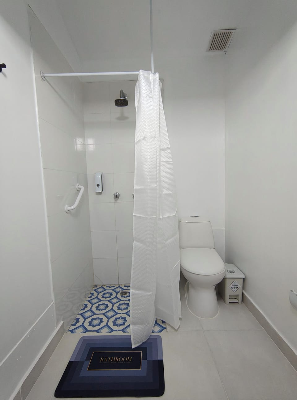 Deluxe Double Room | Bathroom | Shower, towels, soap, toilet paper
