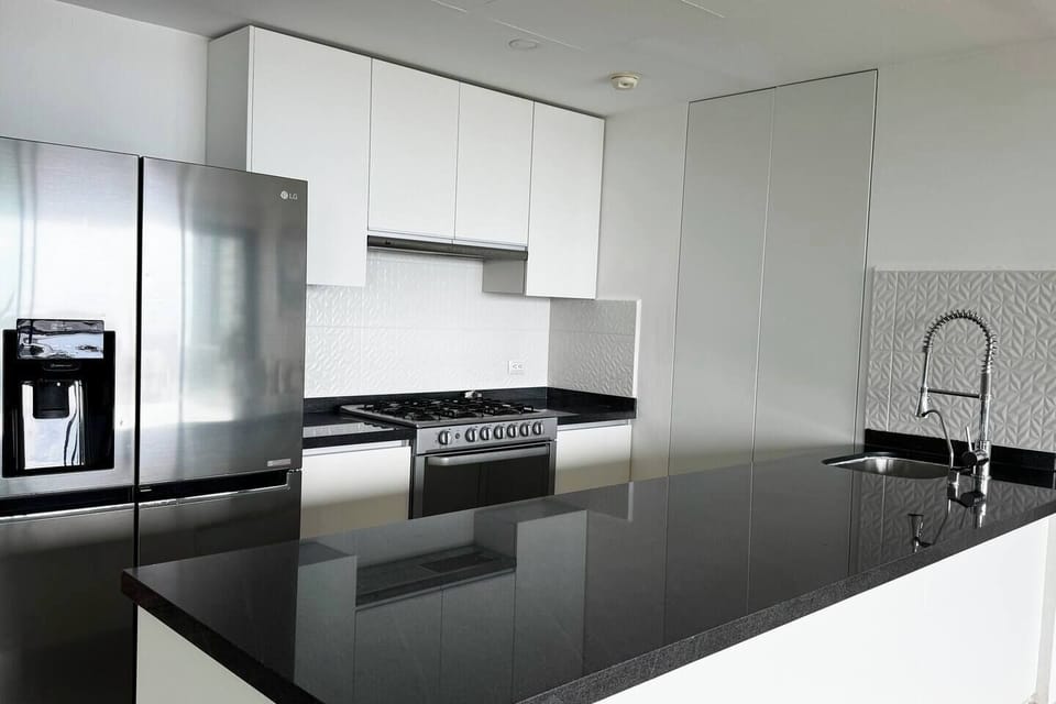 Cocina completamente equipada y amplia con barra.