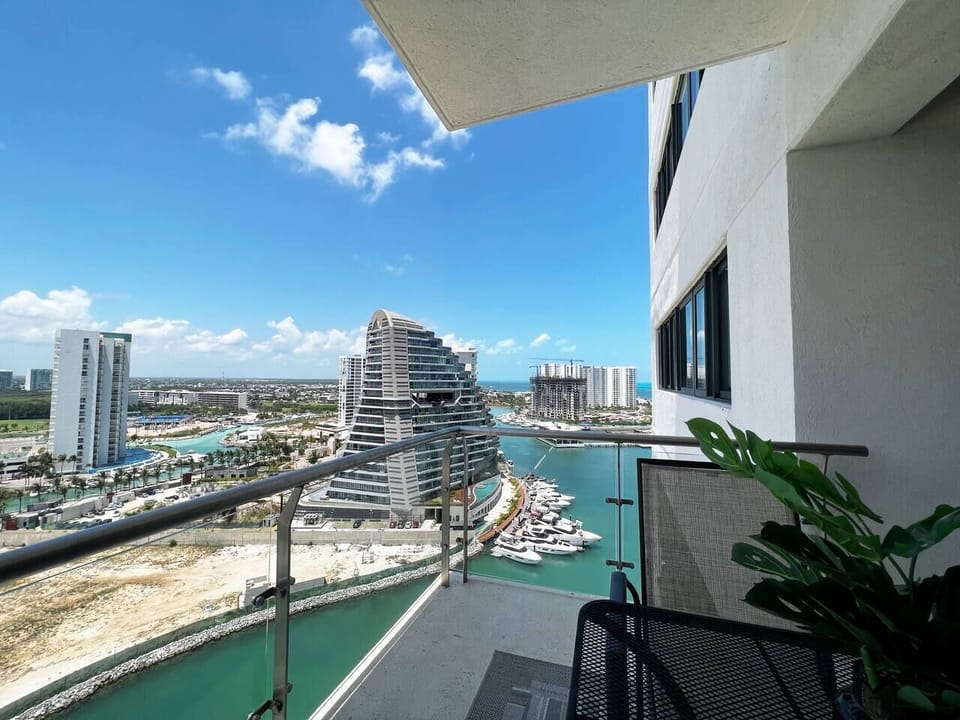 Vista TOP del mar y Shark tower.