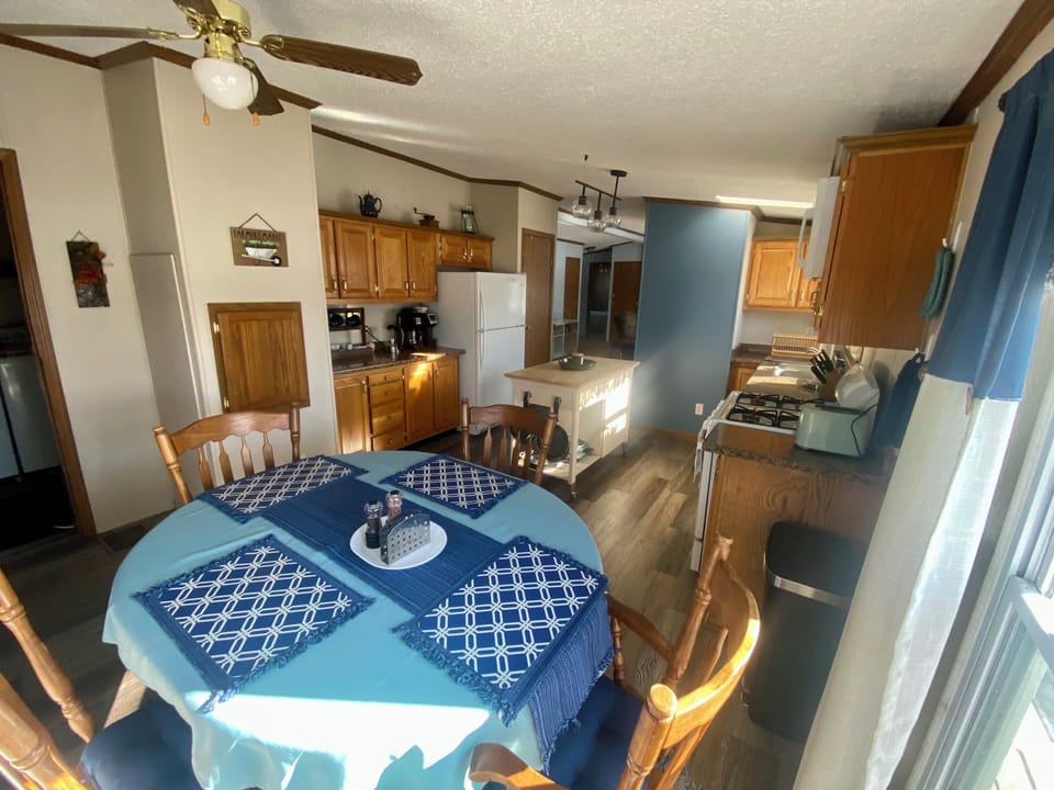 Eat-in kitchen