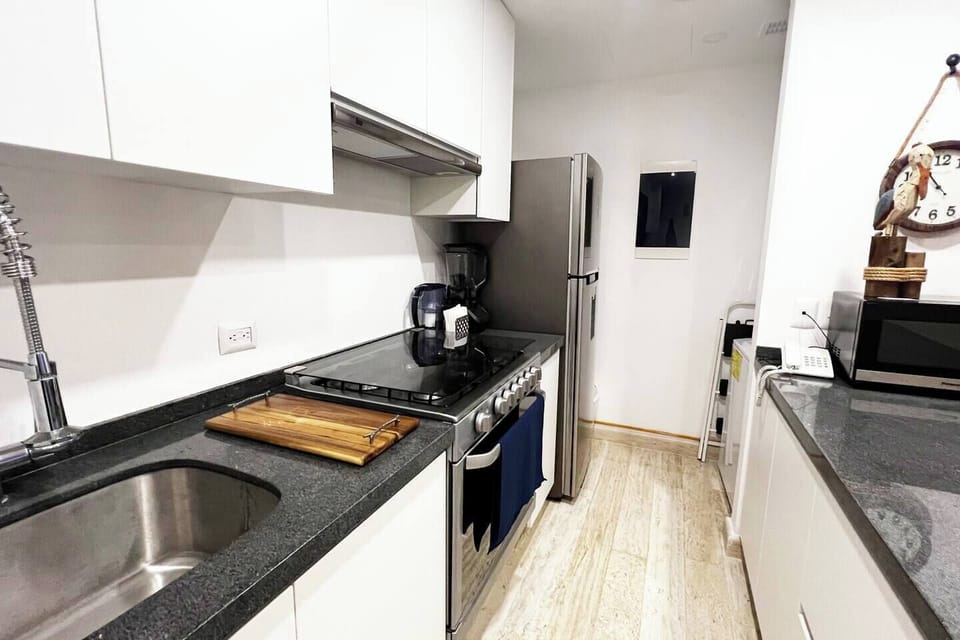 La cocina y barra cuentan con todos los accesorios necesarios para poder disfrutar de la comodidad de un departamento de lujo en Puerto Cancun.