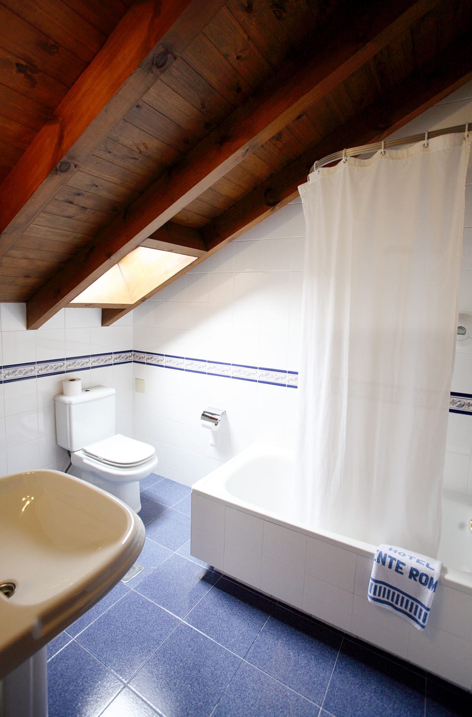 Single Room | Bathroom | Combined shower/tub, free toiletries, hair dryer, towels