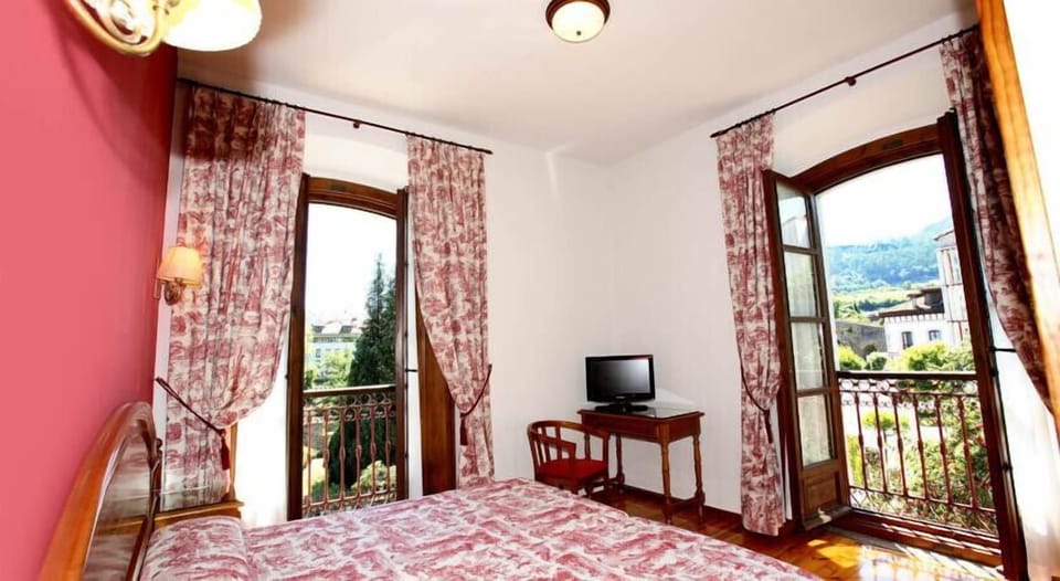 Double Room | Desk, blackout drapes, free WiFi, bed sheets