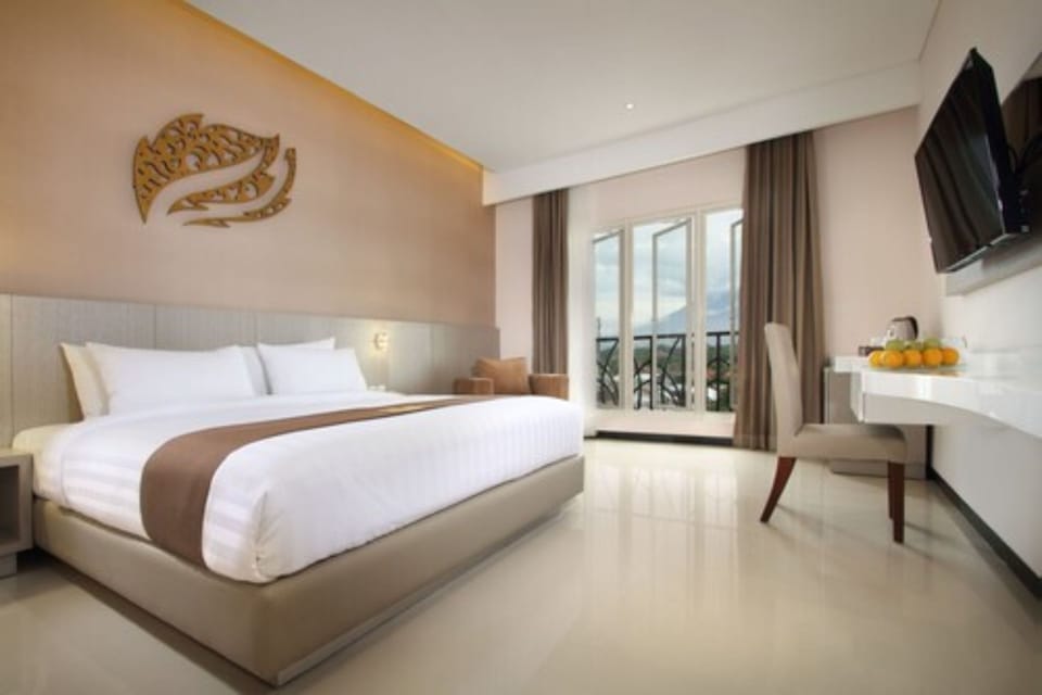 In-room safe, desk, laptop workspace, soundproofing