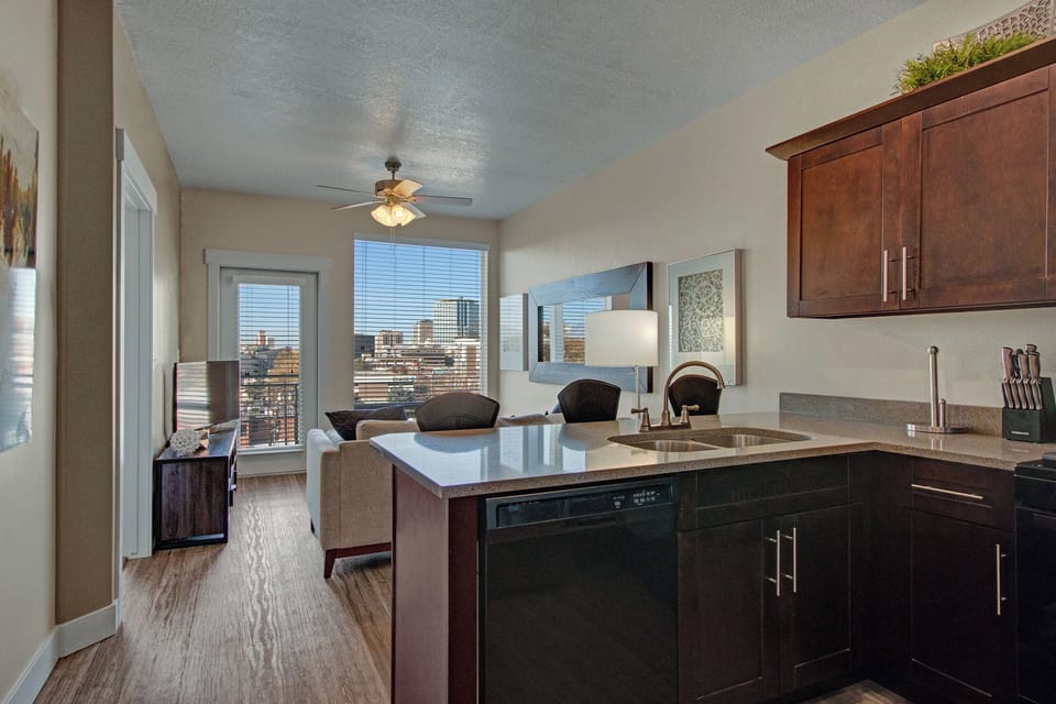 Deluxe Condo, Balcony, Executive Level | Interior