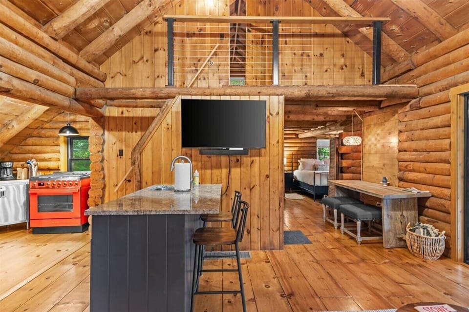 Cozy Log Cabin Near Stowe with Fire Pit & Deck (7595)