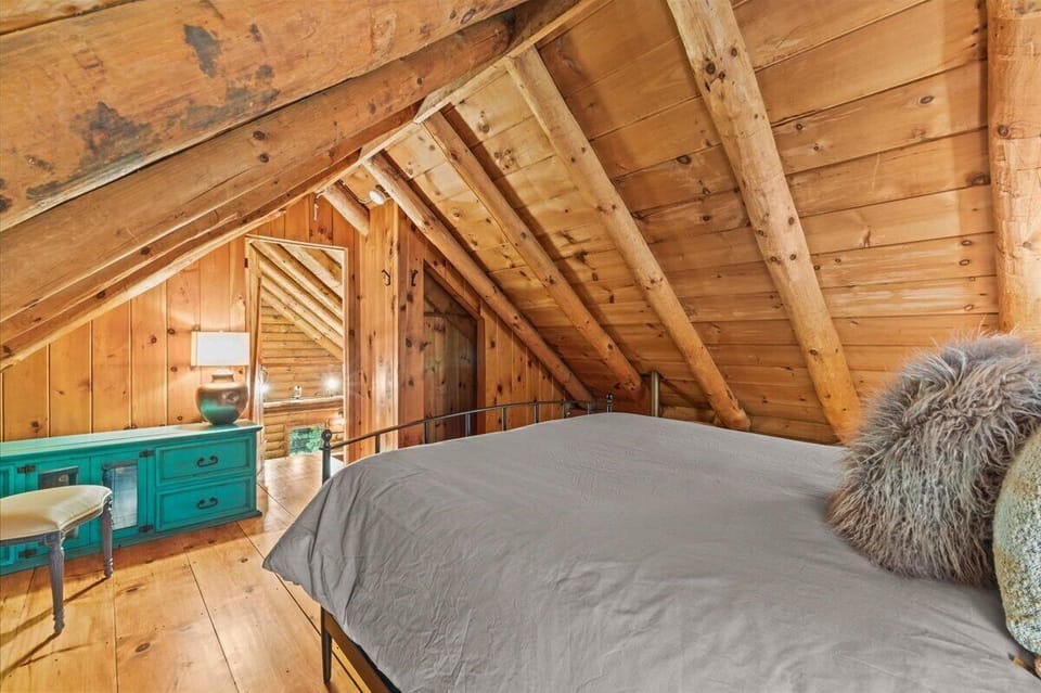 Cozy Log Cabin Near Stowe with Fire Pit & Deck (7616)