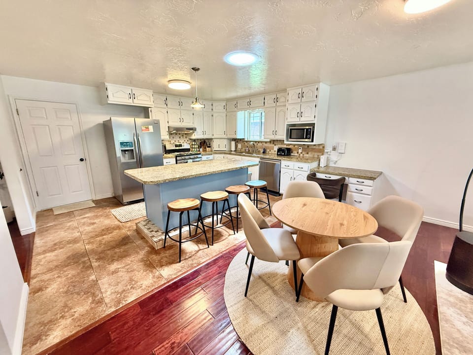 Deluxe House, Multiple Bedrooms, Mountain View | Dining