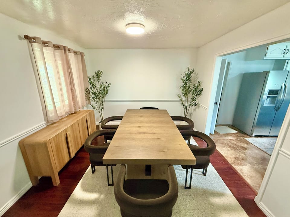 Deluxe House, Multiple Bedrooms, Mountain View | Dining