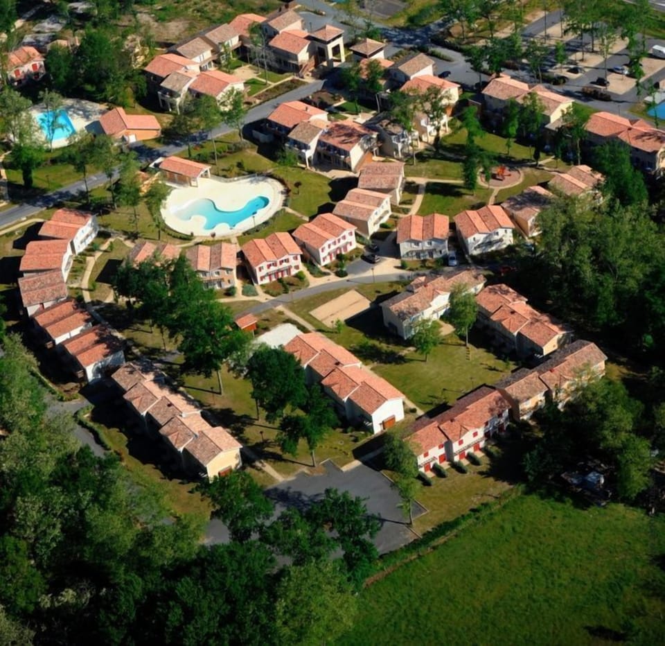 Nestled in the Landes de Gascogne, the residence brings together self-catering apartments, outdoor pools, and sports facilities in one peaceful setting.