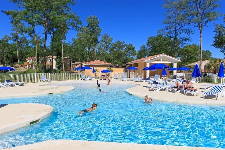 Open all season, the two outdoor pools are included in the So'Inclusive formula — just show up, the loungers and towels await.
