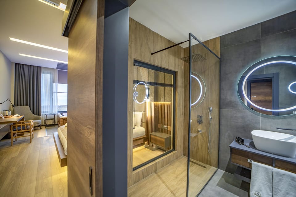 Exclusive Room | Premium bedding, minibar, in-room safe, desk