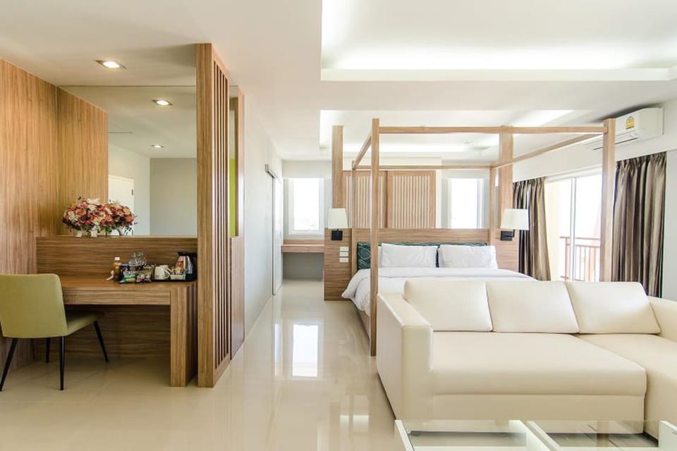Suite | Free minibar, desk, free WiFi