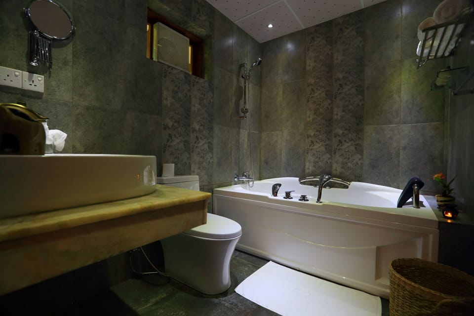 Deluxe Room, 1 King Bed, Bathtub | Bathroom | Rainfall showerhead, free toiletries, hair dryer, bidet