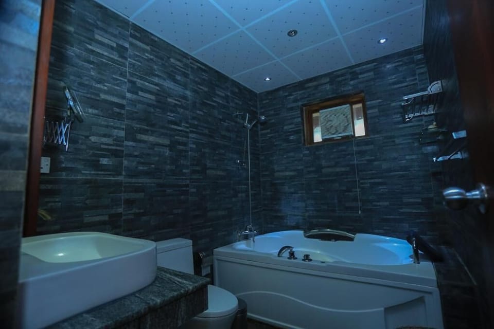 Deluxe Room, 1 King Bed, Bathtub | Bathroom | Rainfall showerhead, free toiletries, hair dryer, bidet