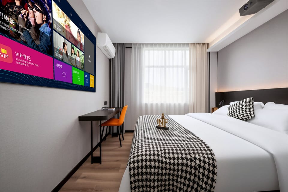Superior Double Room, City View | Desk, laptop workspace, blackout drapes, soundproofing