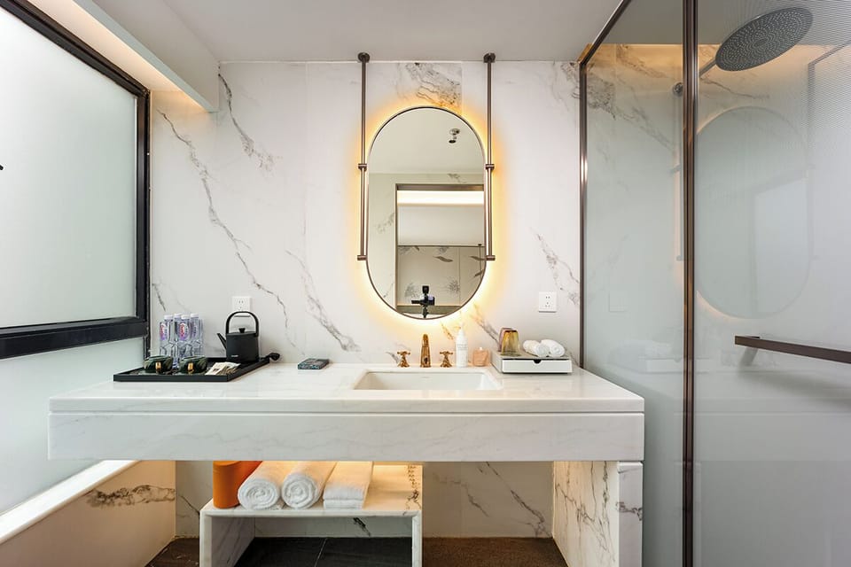Executive Twin Room, City View | Bathroom | Free toiletries, hair dryer, slippers, towels