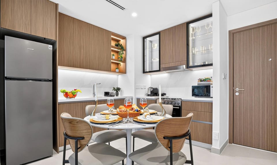 Luxury Apartment, 1 King Bed with Sofa bed, City View | Dining room