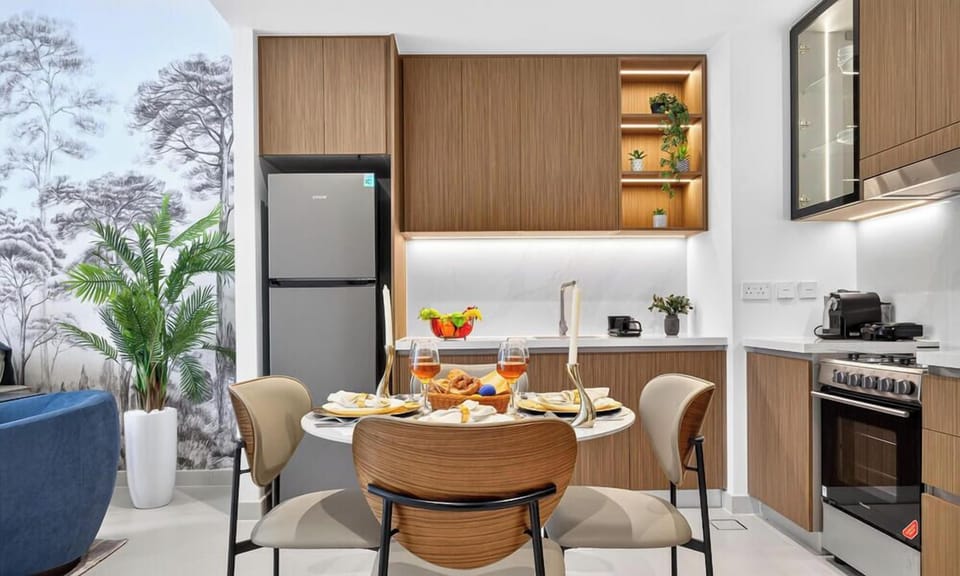 Luxury Apartment, 1 King Bed with Sofa bed, City View | Dining room