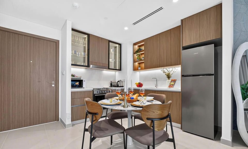 Premium Apartment, 1 King Bed with Sofa bed, City View | Dining room