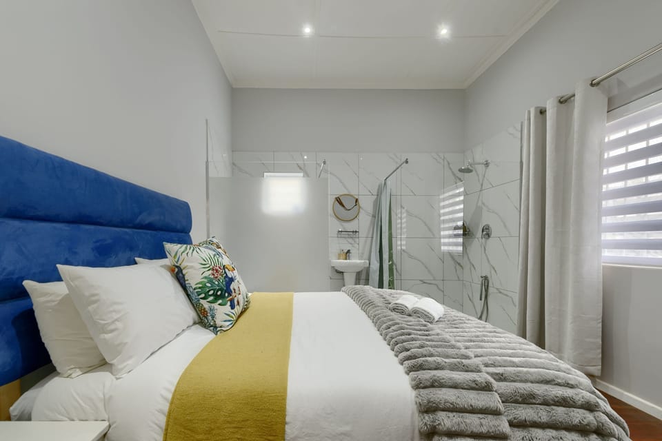 Stylish Woodstock Home, 2 Bedrooms, 2 Baths · Courtyard House in Cape Town