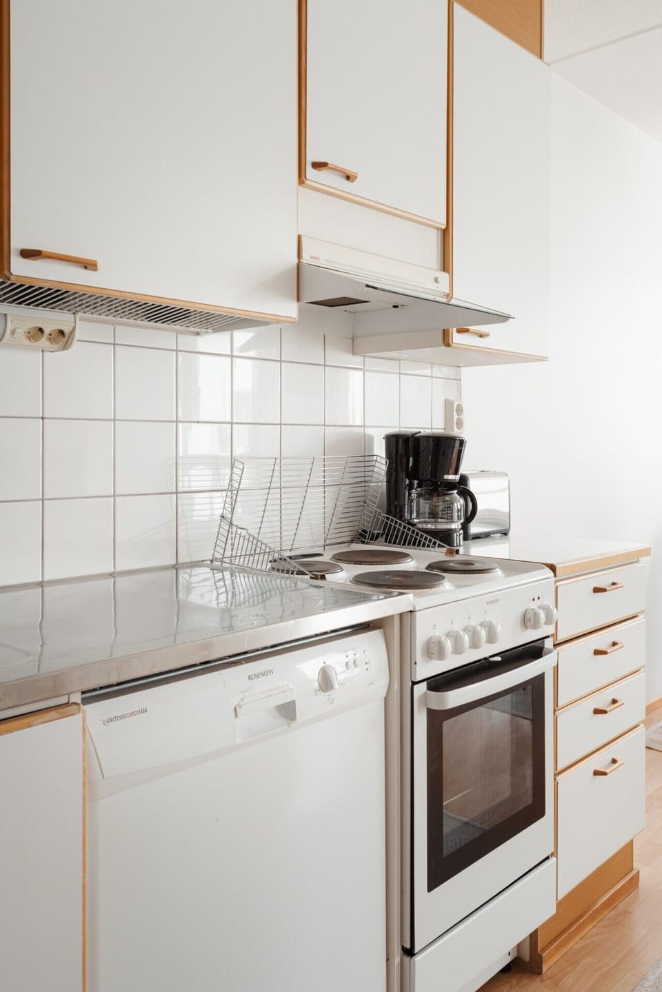 Kitchen counter with stove, extractor hood and ample cabinet storage