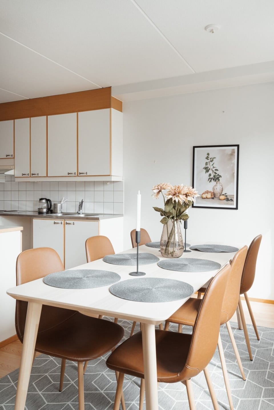 Kitchen and dining kept together, so cooking and eating happen in one space.