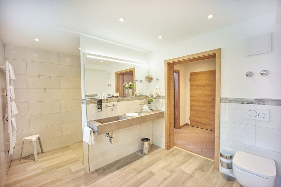 Studio Suite | Bathroom | Shower, free toiletries, hair dryer, bathrobes