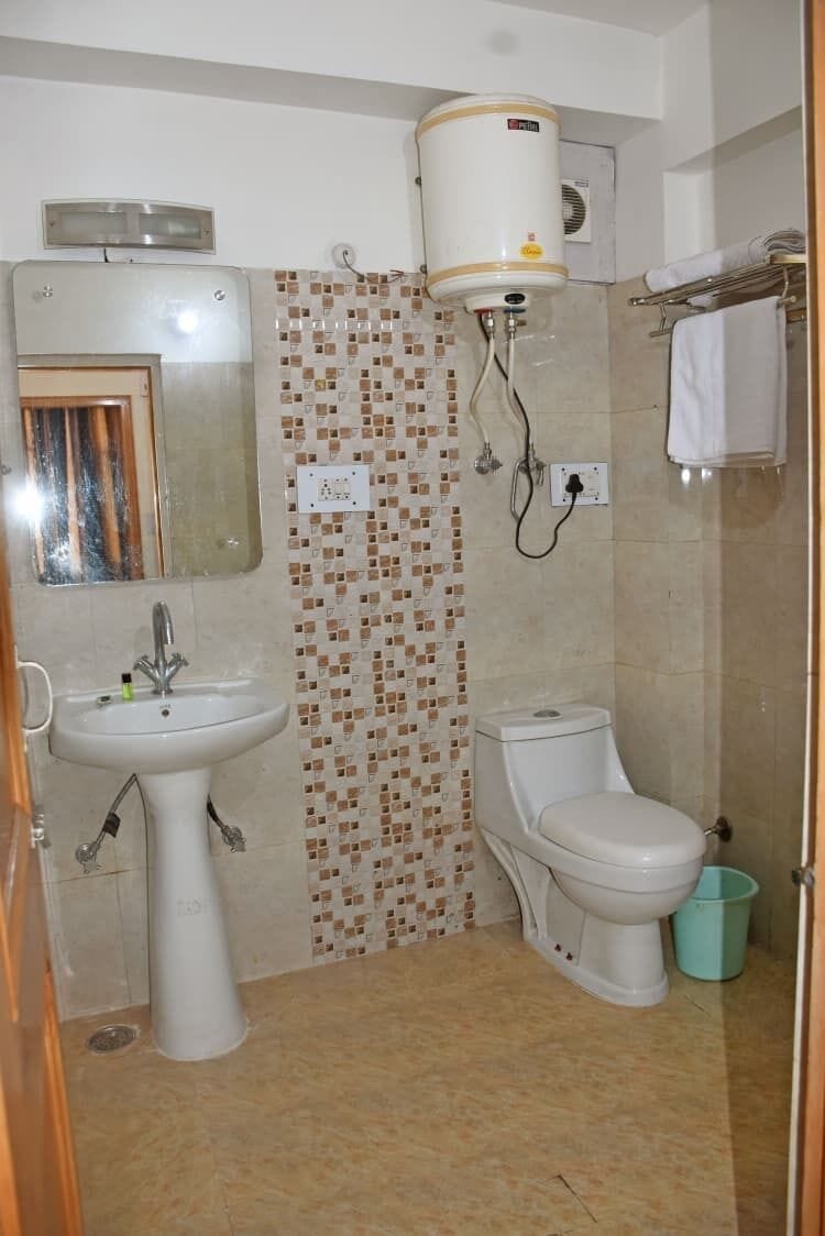 Family Room | Bathroom | Shower, free toiletries, towels, soap