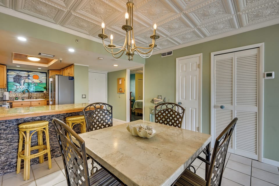 Dining Area | Dishes & Flatware Provided