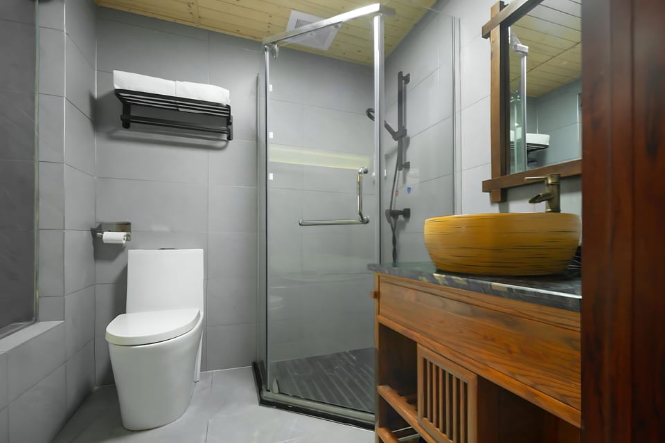 Shower, rainfall showerhead, free toiletries, hair dryer