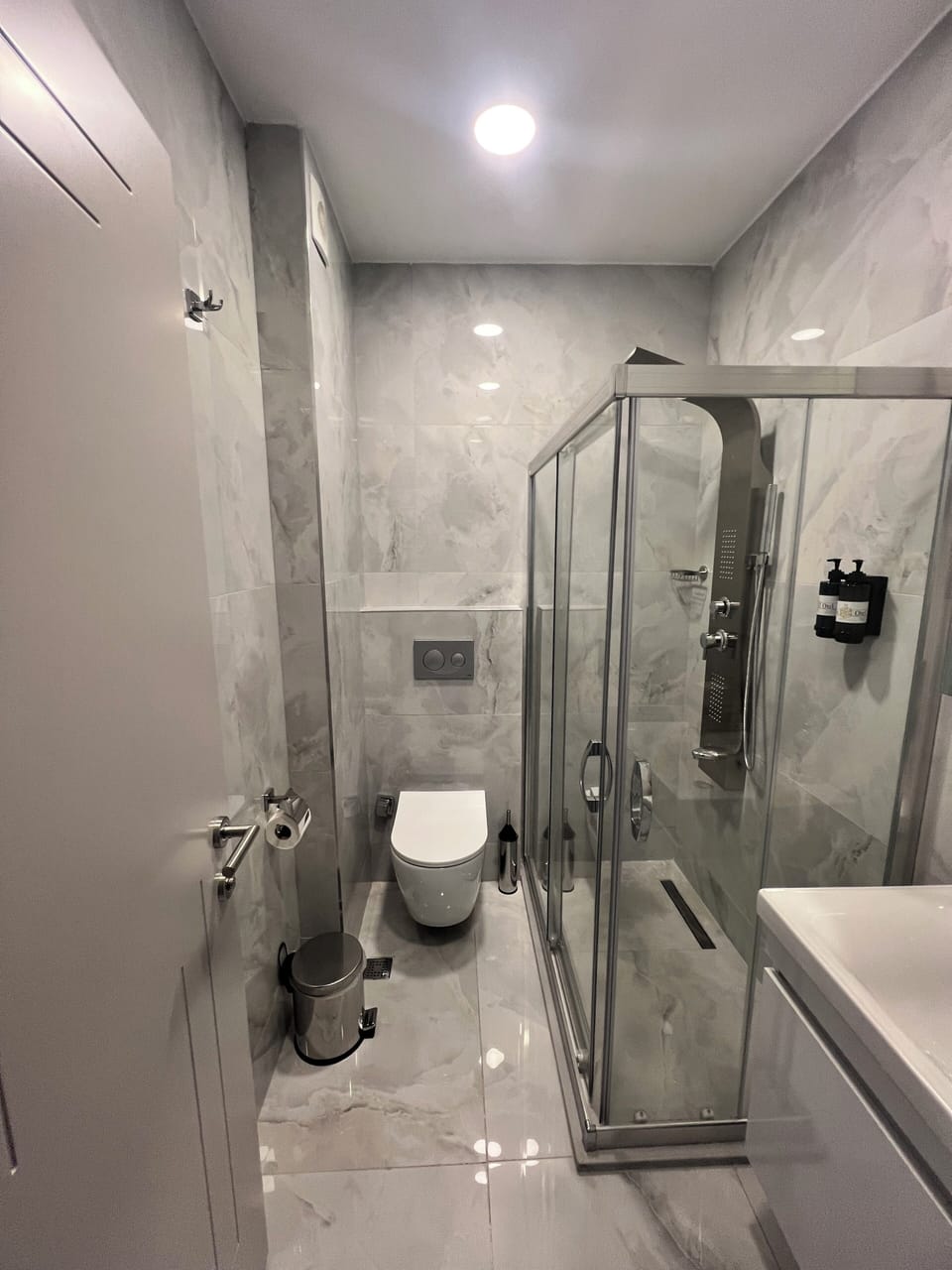 Deluxe Double Room, City View | Bathroom | Free toiletries, hair dryer, slippers, towels