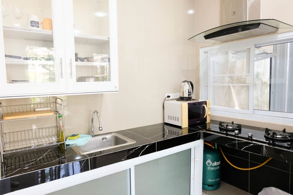 Deluxe Double Room, 1 King Bed, Garden View, Ground Floor | Private kitchen