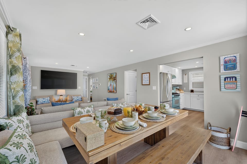 The open layout makes it easy for everyone to dine, relax, and spend time together.