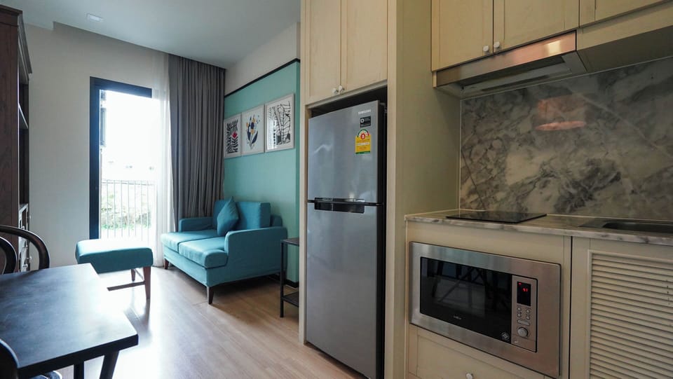 Standard Room | Private kitchenette | Full-size fridge, microwave, stovetop, cookware/dishes/utensils