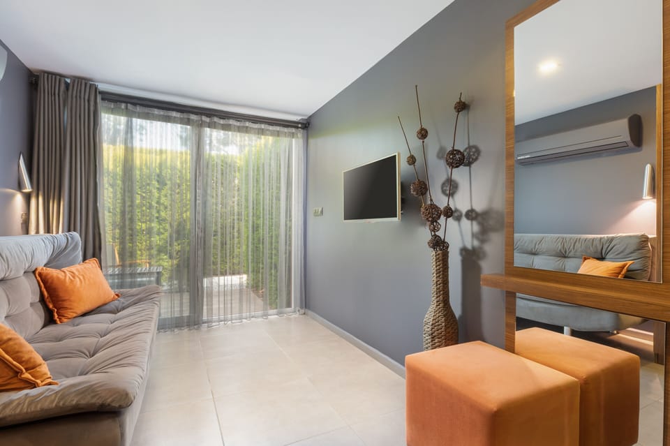 Queen  Suite Jacuzzi | Living room | LCD TV