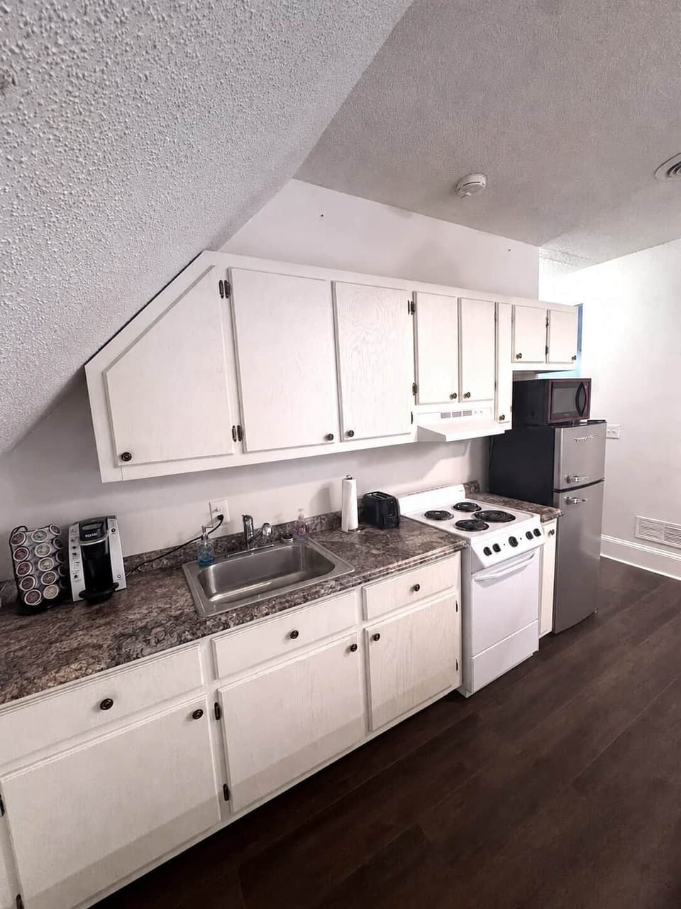 Full kitchen in Chef’s Château Suite C in Griffin, Georgia