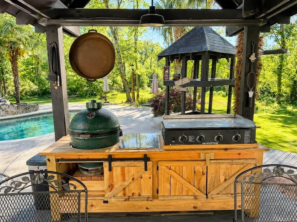 Shared outdoor kitchen and grilling area at Chef’s Château